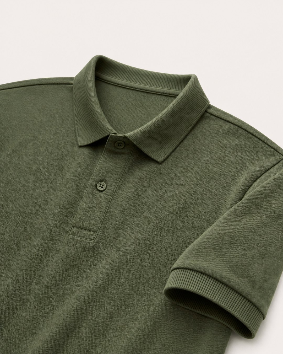 Žali Essential polo marškinėliai – apykaklės ir sagų detalė