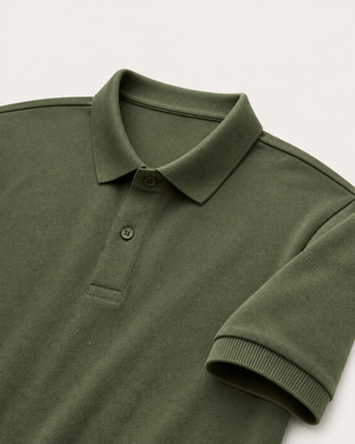 Žali Essential polo marškinėliai – apykaklės ir sagų detalė