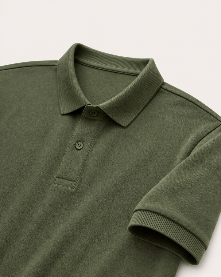 Žali Essential polo marškinėliai – apykaklės ir sagų detalė